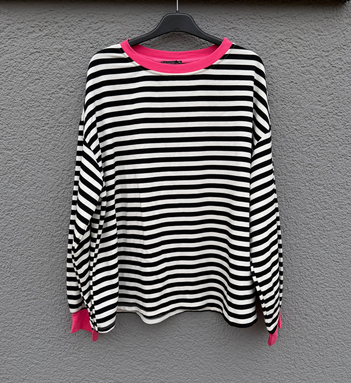 Langarmshirt Frida von Feinraummode, weiches Baumwollshirt mit floralem Muster, getragen von einer Person.