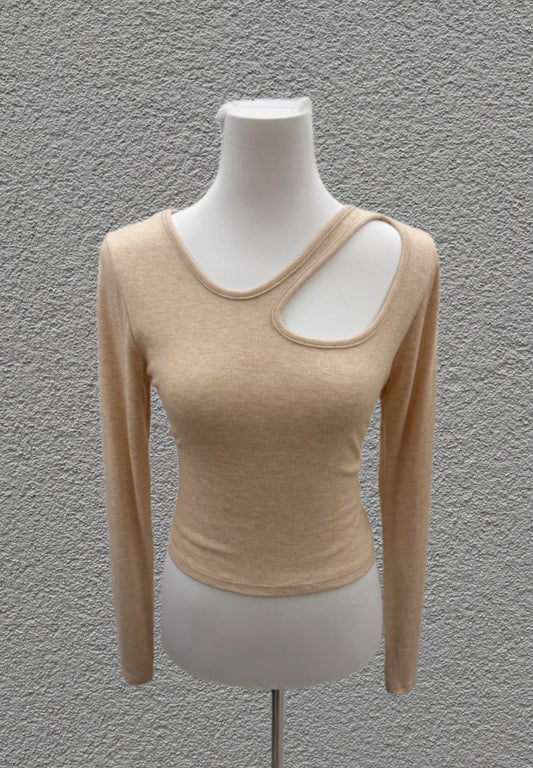 Beiges Cut-Out Langarmshirt „Katja“ von Feinraummode, figurbetontes Oberteil mit Cut-Out-Details, stilvoll und bequem.