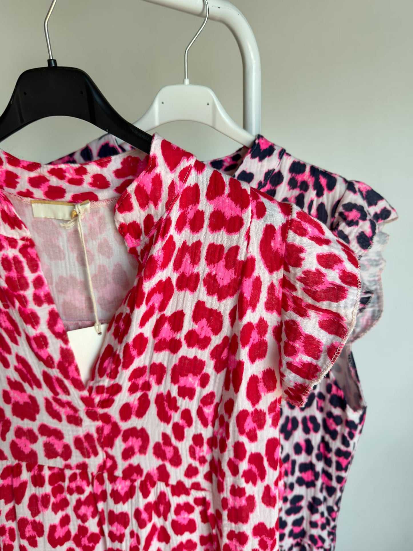 Musselin-Kleid mit Leo-Print und Rüschen