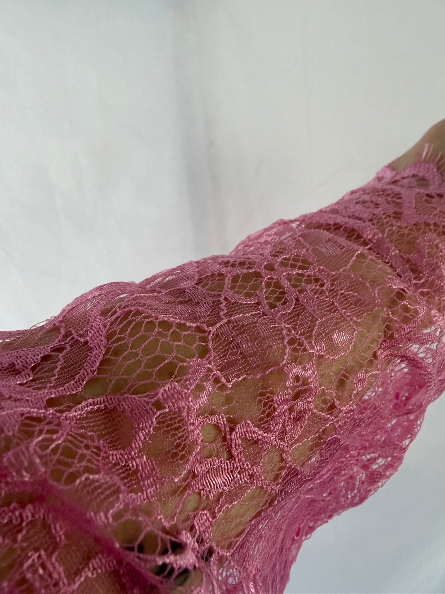 Hübscher pinker Pullover mit Spitzenärmeln von Feinraummode, zeigt die elegante Spitzenverzierung an den Ärmeln.