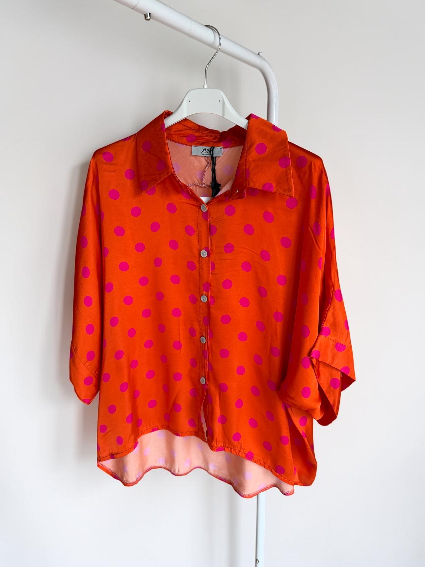Damen Seidenbluse mit Polka Dots – Orange Pink Oversize Bluse mit Seidenanteil & Hemdkragen