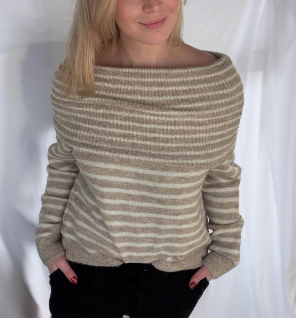 Beige und weißer Off-Shoulder Pullover mit Streifen von Feinraummode, Damenmode, Nahaufnahme des gestrickten Designs