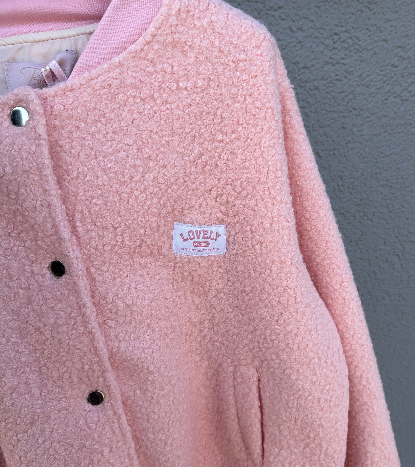 Feinraummode Collejacke Rosi in zartem Rosa, detailreiche Schnittführung, weicher Stoff, modischer Damen-Blazer in Nahaufnahme