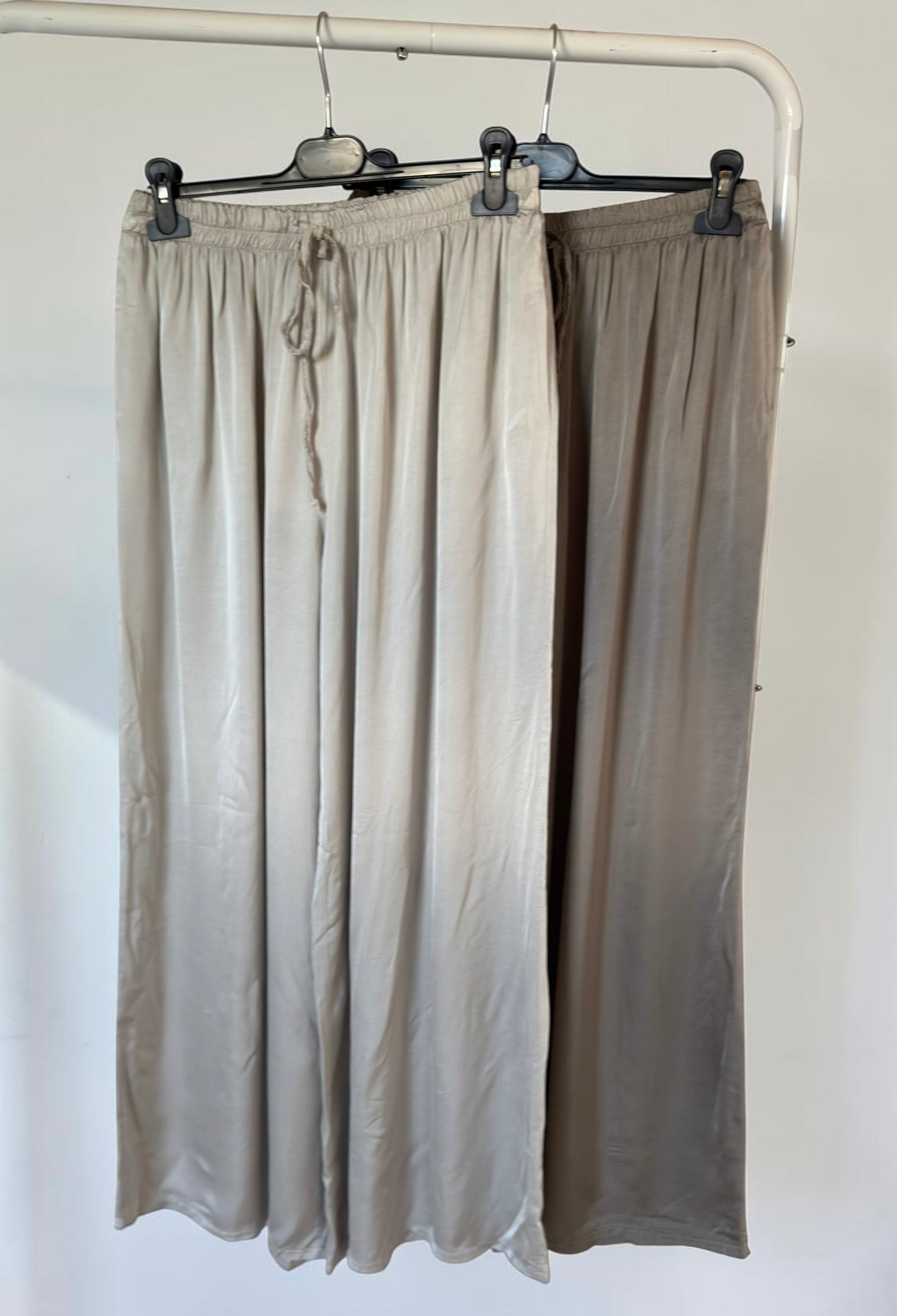 Satin-Look Wide Leg Hose mit Taschen - 100% Viskose