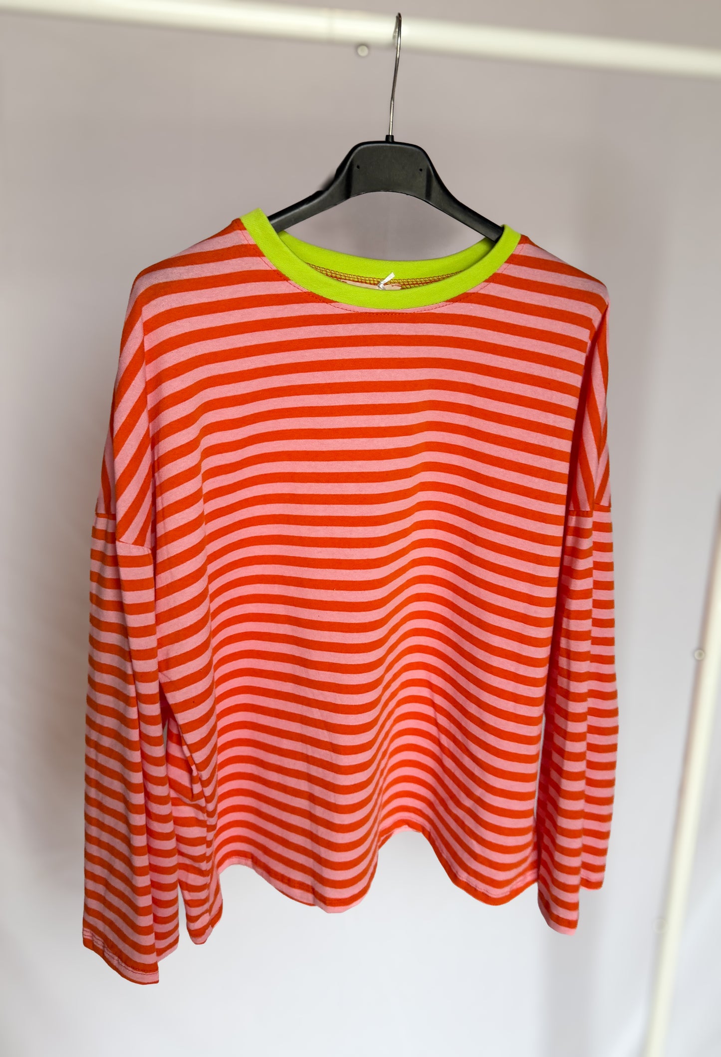 Feinraummode Langarmshirt Petra in B-Ware, bequemer Pullover mit langem Arm, weiche Baumwollqualität, modischer Schnitt.