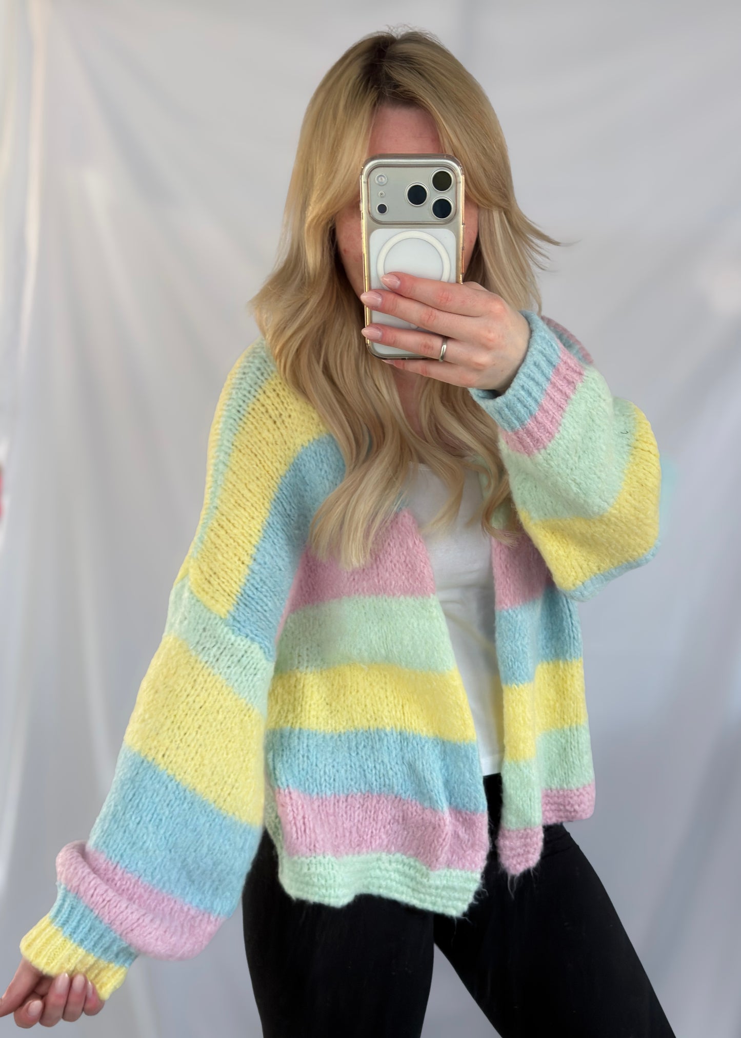 Bunt gestreifter Rainbow Cardigan von Feinraummode, gestricktes Strickjäckchen mit bunten Regenbogenstreifen, offene Passform