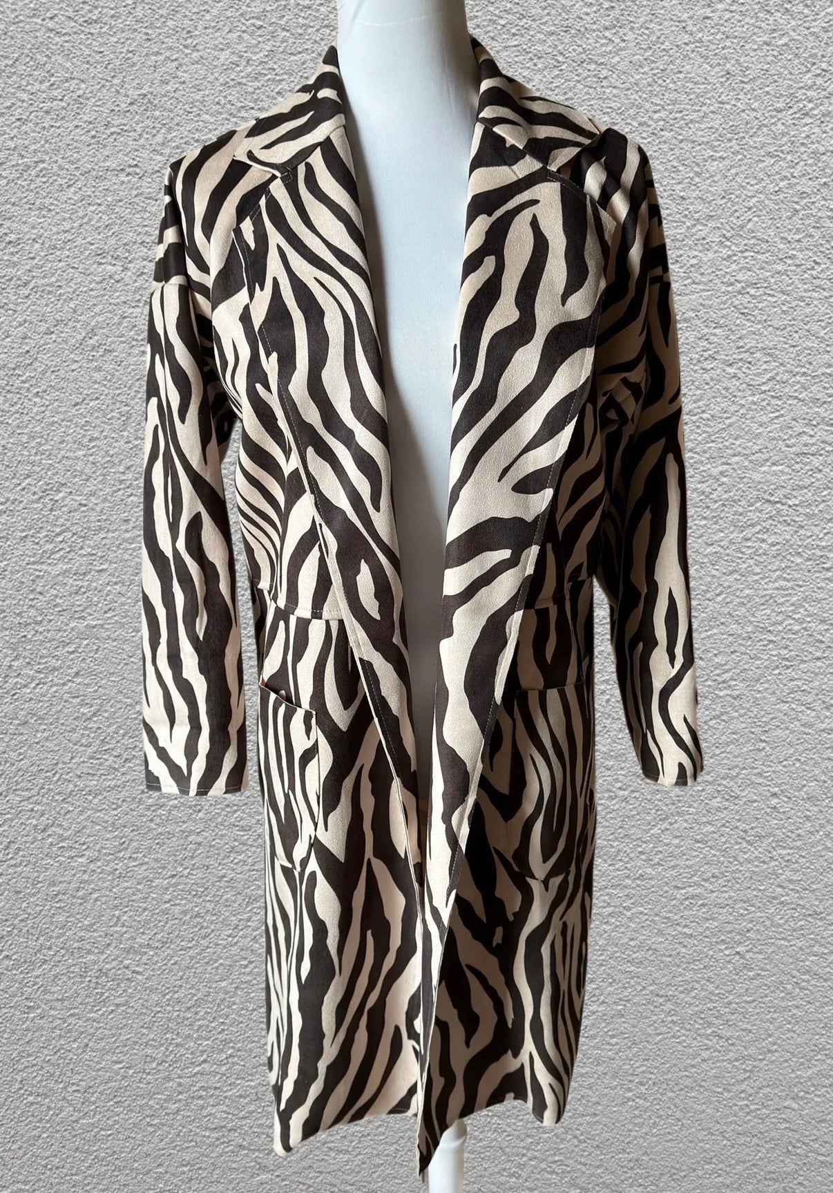 Leichter Zebra-Print Cardigan „Amy“ von Feinraummode, gemütlicher Mantel mit Zebra-Muster für Damen.