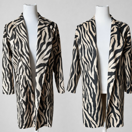 Leichter Zebra-Print Cardigan „Amy“ von Feinraummode, stilvoller Damenmantel mit Zebra-Muster, perfekt für den Alltag.