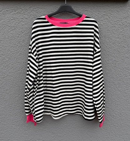 Langarmshirt Frida von Feinraummode, weiches Baumwollshirt mit floralem Muster, getragen von einer Person.