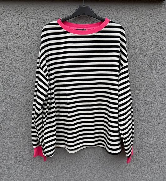 Langarmshirt Frida von Feinraummode, weiches Baumwollshirt mit floralem Muster, getragen von einer Person.