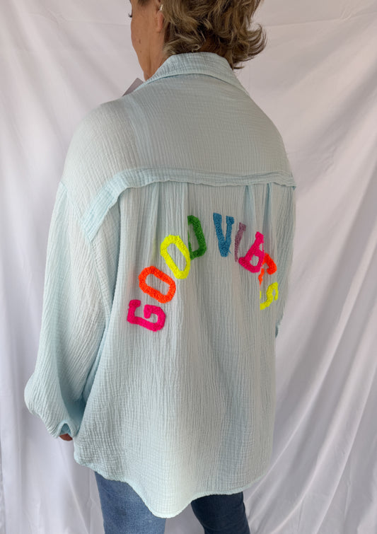 Blaue Feinraummode Bluse Good Vibes mit lockerer Passform und weichem Stoff, Nahaufnahme des Designs und Stoffdetails