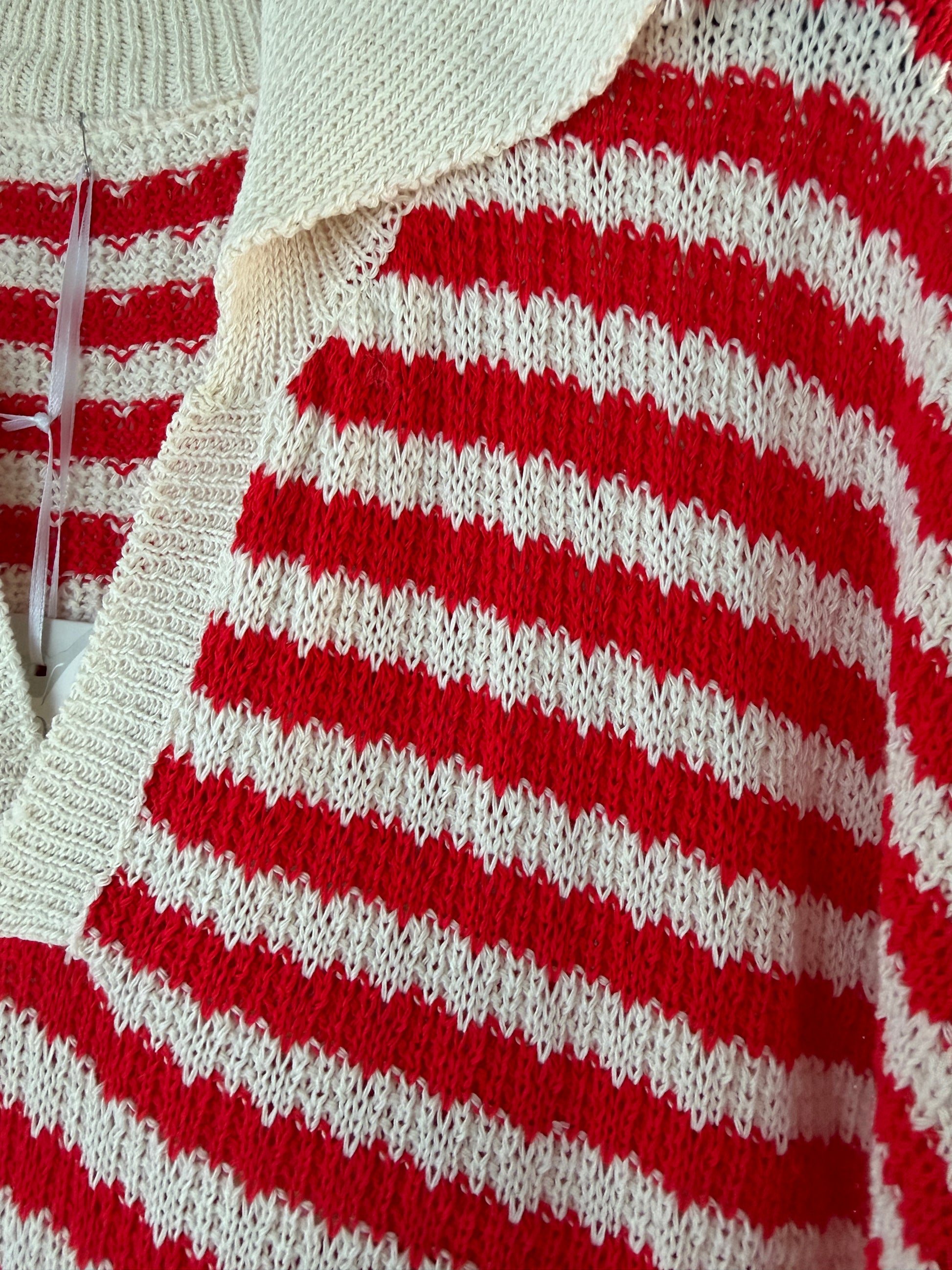 Nahaufnahme des Feinraummode Sommerliches Strickkleid mit Streifen rot mit rot-weißen Streifen, einem cremefarbenen Polokragen und strukturiertem Strickmuster.