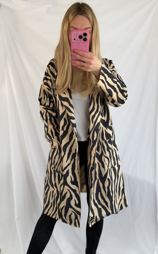 Zebra Mantel „Amy“ von Feinraummode, leichter Cardigan mit Zebra-Print, in hellen Farbtönen, geöffneter Schnitt, Textur sichtbar