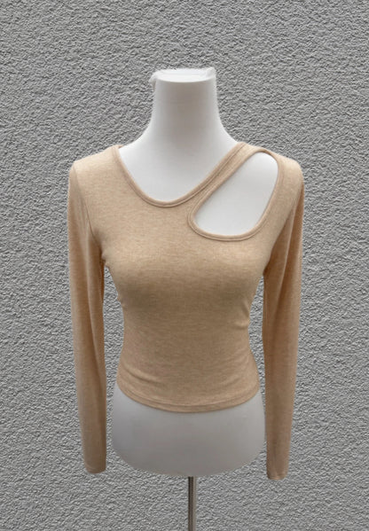 Beiges Cut-Out Langarmshirt „Katja“ von Feinraummode, figurbetontes Oberteil mit Cut-Out-Details, stilvoll und bequem.