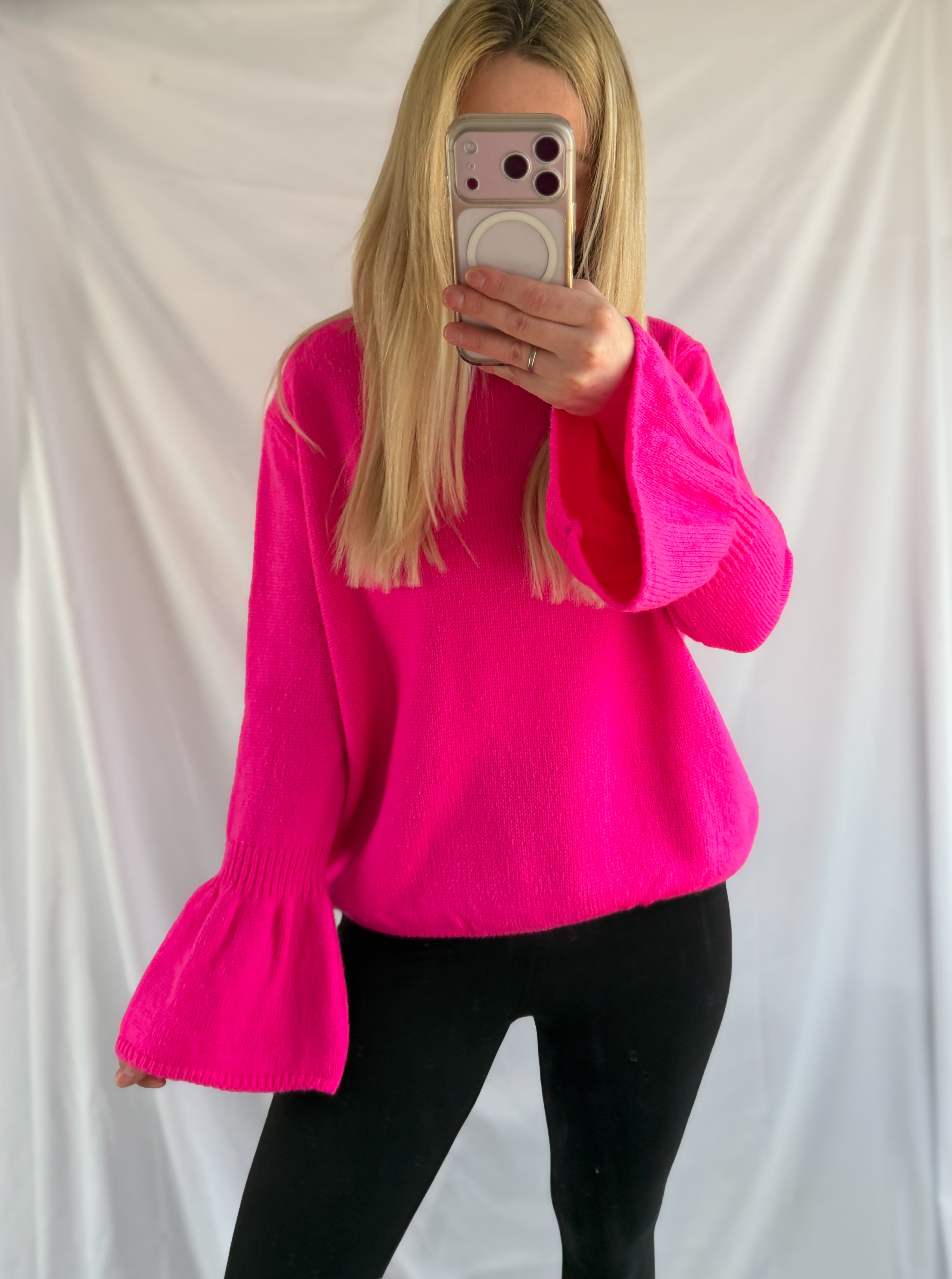 Feinraummode Damenpullover Esma mit Trompeterärmeln, weicher Stoff, bequemes Design, in eleganter und moderner Optik.