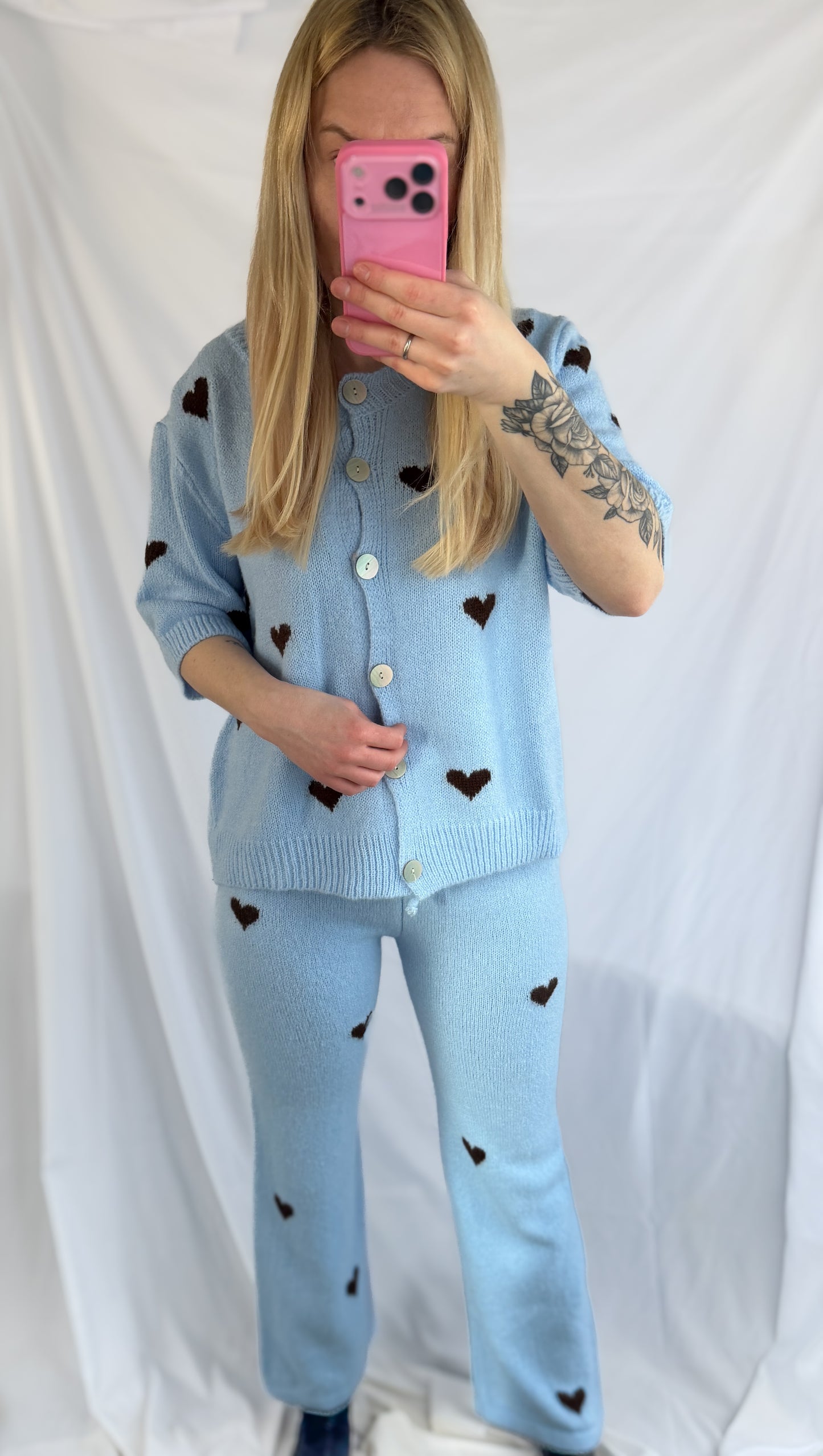 Gemütliches Cozy Set Hearts Lounge-Anzug von Feinraummode, weiche Stoffe, Herzmuster, bequemer Freizeit-Look