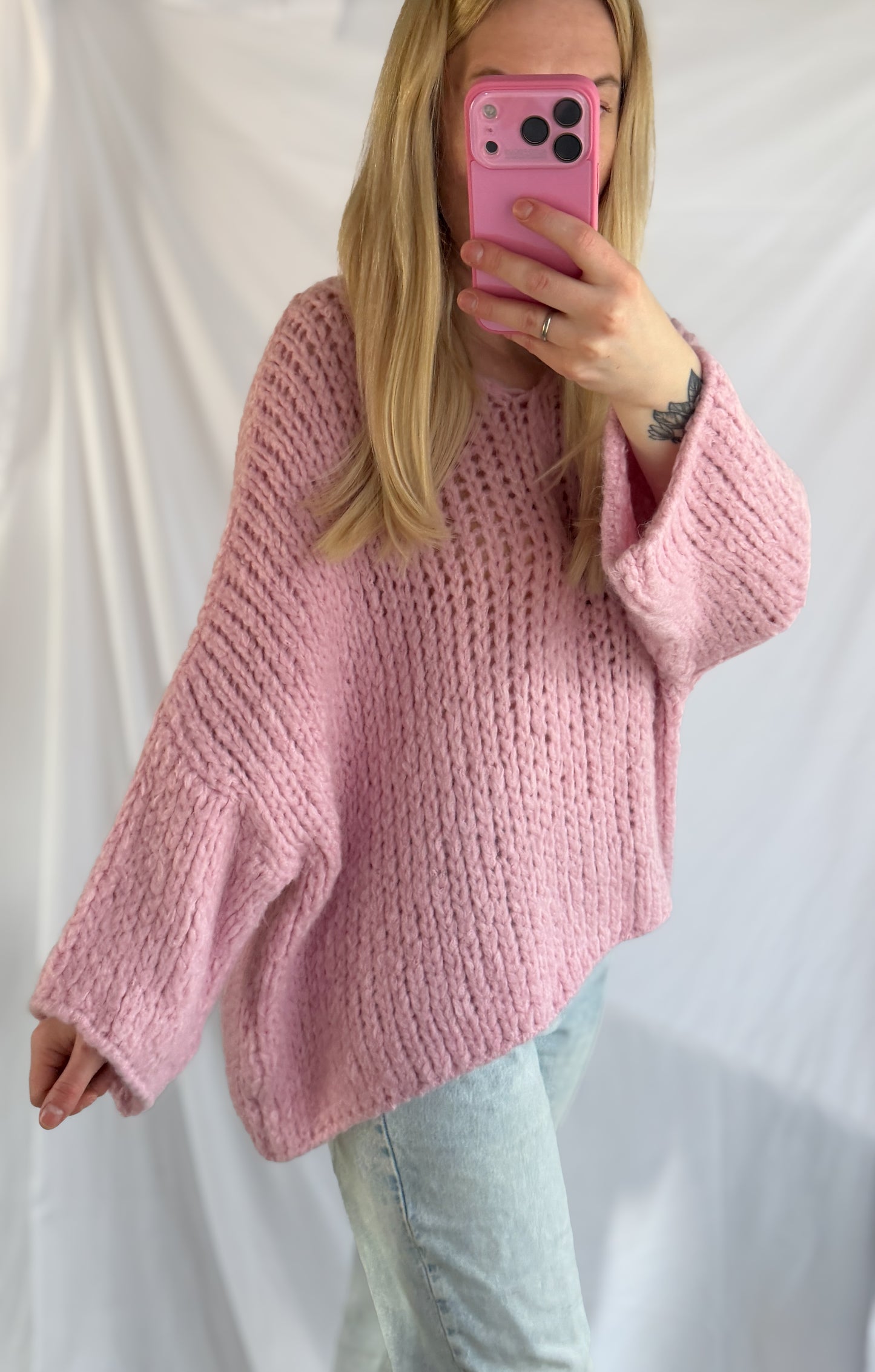 Großer Oversize-Pullover Mareike von Feinraummode in weicher Wollmischung, hellgrau, mit lockerem Schnitt und Rundhalsausschnitt