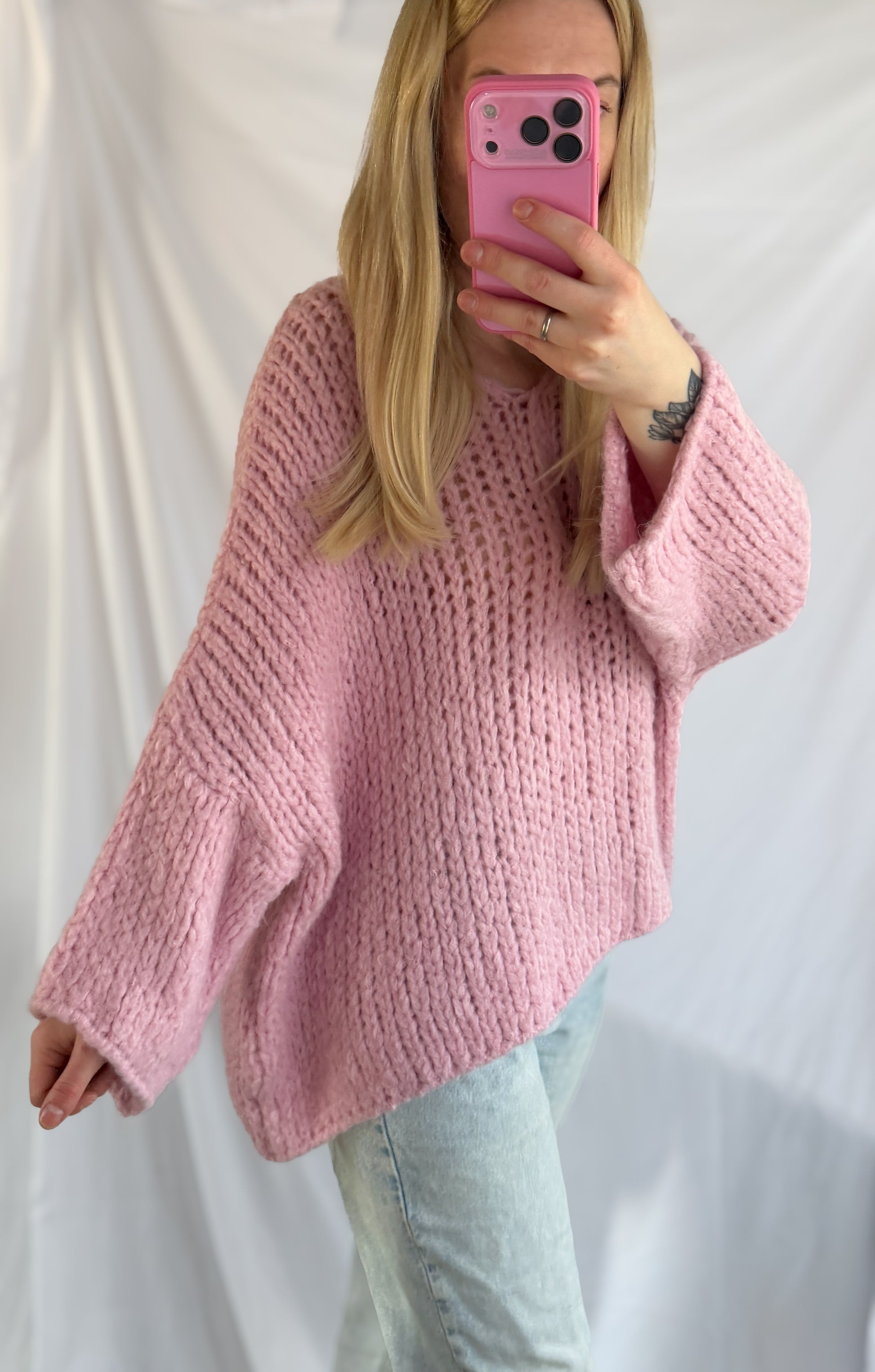 Großer Oversize-Pullover Mareike von Feinraummode in weicher Wollmischung, hellgrau, mit lockerem Schnitt und Rundhalsausschnitt