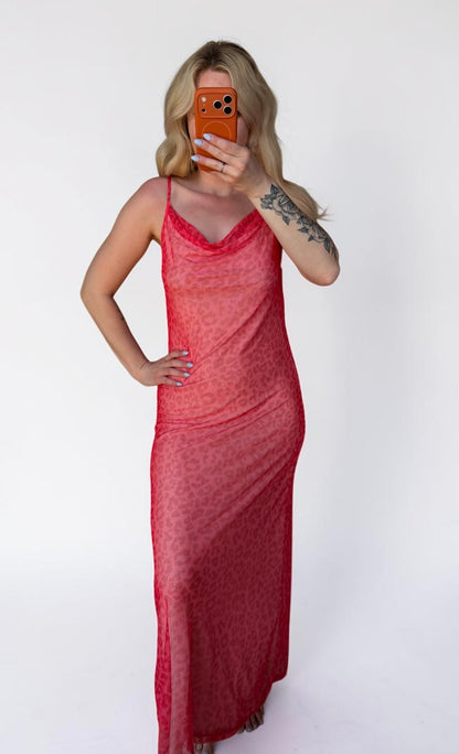 Elegantes Mesh-Maxikleid „Sunset Glow“ – Wasserfall-Ausschnitt & Leo-Print