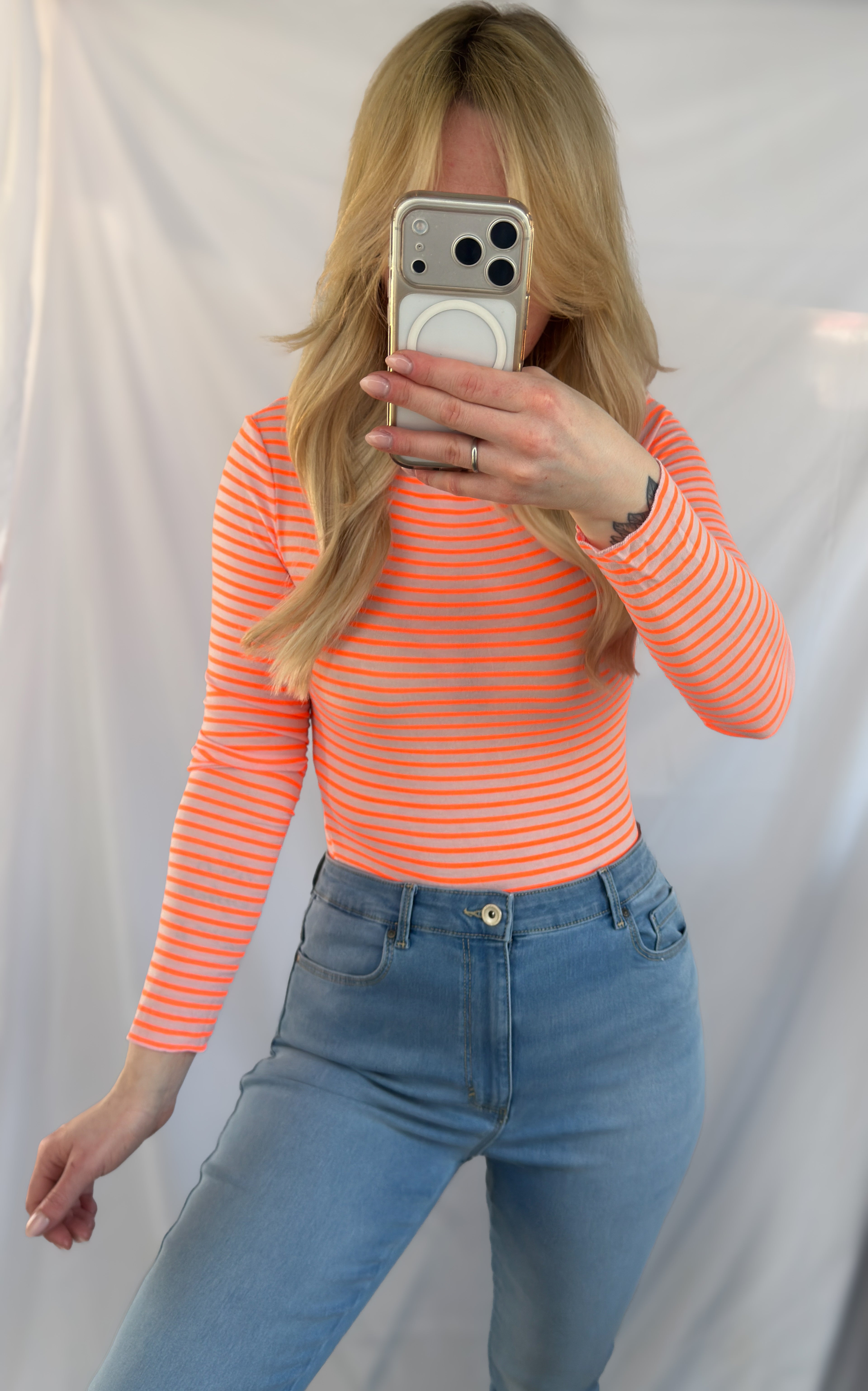 Gestreiftes orangefarbenes Longsleeve aus Viskose und Cashmere von Feinraummode, Nahaufnahme des Stoffmusters und Ausschnitts