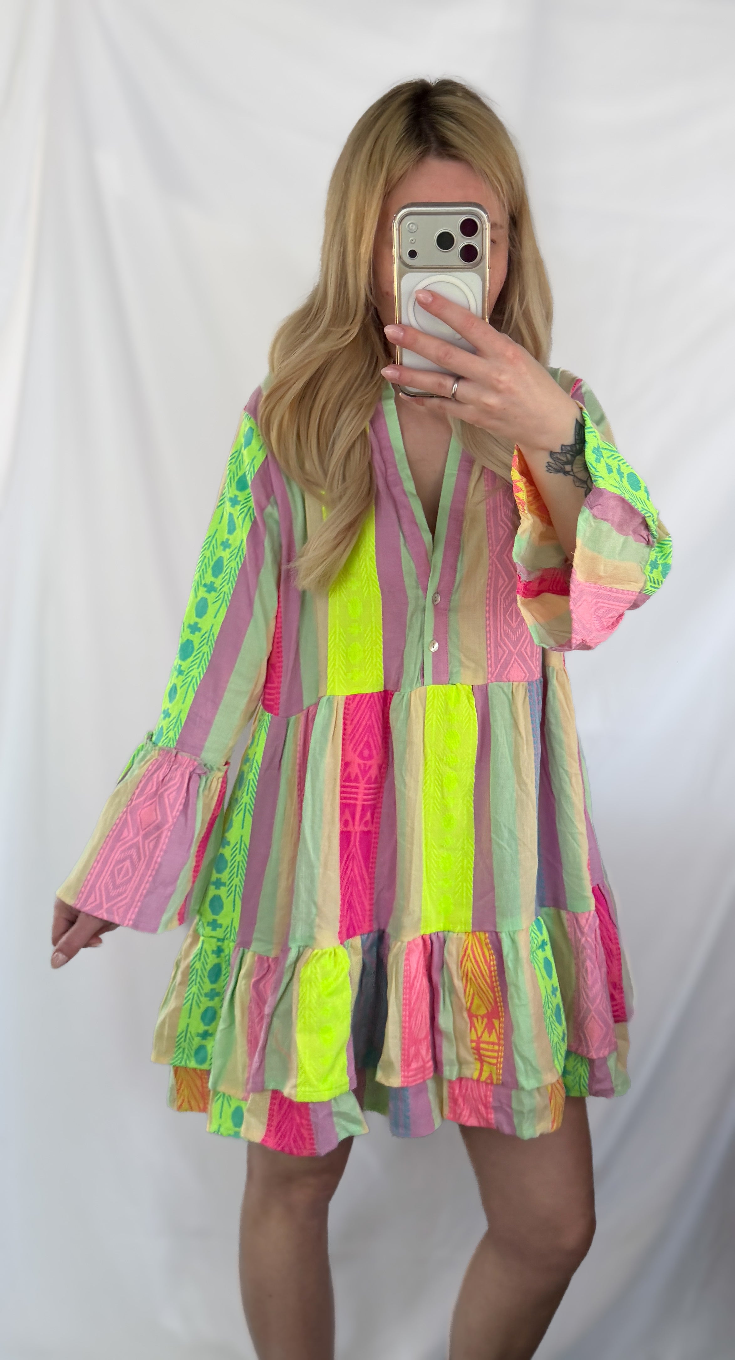 Bunte Boho-Tunika im Ibiza-Stil von Feinraummode mit leuchtenden Neonfarben, lockerer Schnitt, ideal für sommerliche Boho-Looks