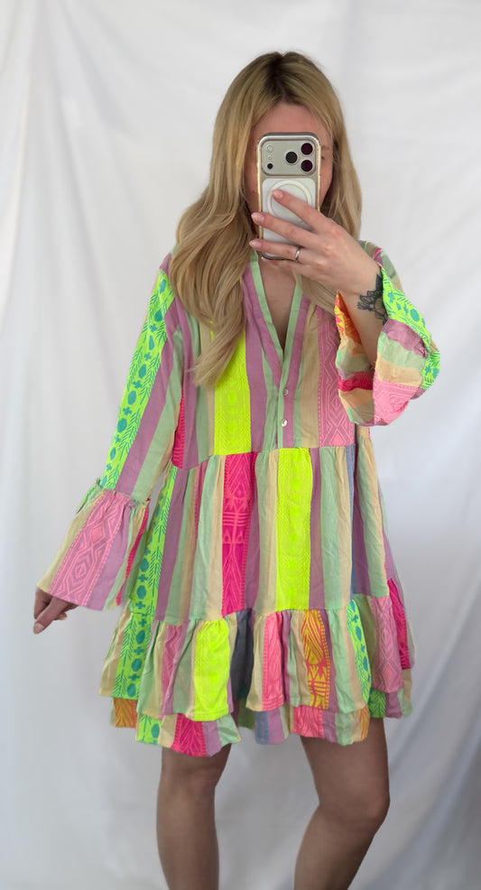 Bunte Boho-Tunika im Ibiza-Stil von Feinraummode mit leuchtenden Neonfarben, lockerer Schnitt, ideal für sommerliche Boho-Looks