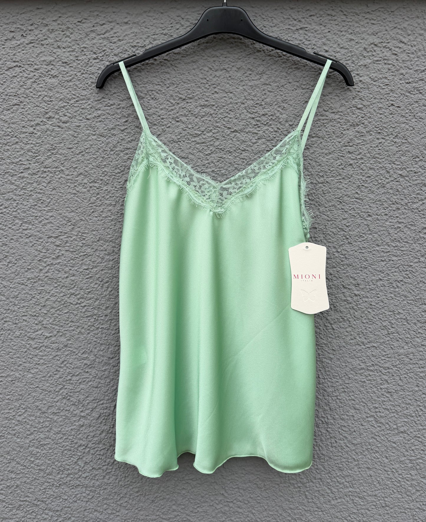 Feinraummode Spitzentop Jasmin in zartem, weißen Spitzenstoff, Nahaufnahme des eleganten Damen-Tops