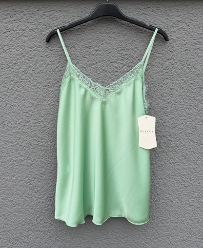 Feinraummode Spitzentop Jasmin in zartem, weißen Spitzenstoff, Nahaufnahme des eleganten Damen-Tops