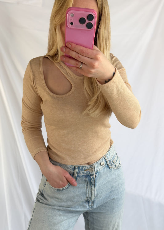 Beiges Langarmshirt „Katja“ mit Cut-Out-Details von Feinraummode, figurbetontes Oberteil mit trendigem Design.
