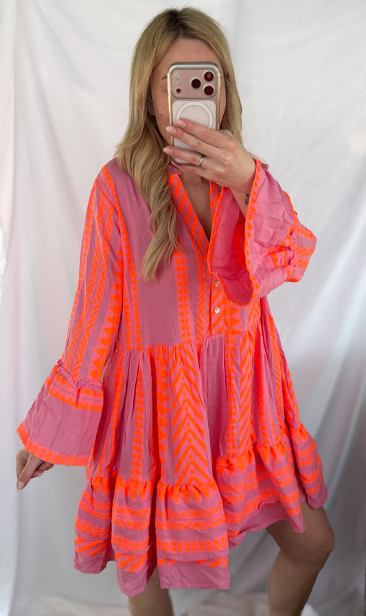 Bunte Boho Tunika im Ibiza Stil von Feinraummode in leuchtendem Orange und Pink, locker geschnitten, ideal für Sommer-Outfits.
