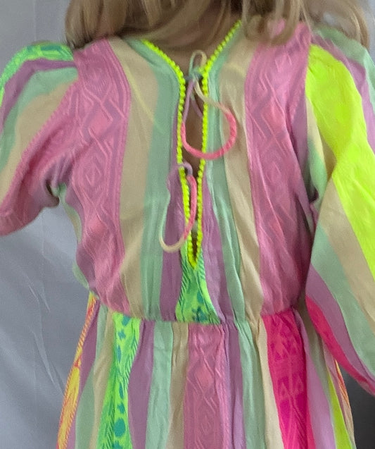 Ausgefallenes Maxikleid im Boho-Chic Ibiza-Stil von Feinraummode, mit bunten Mustern und lockerer Passform, detailreiche Stoffmuster