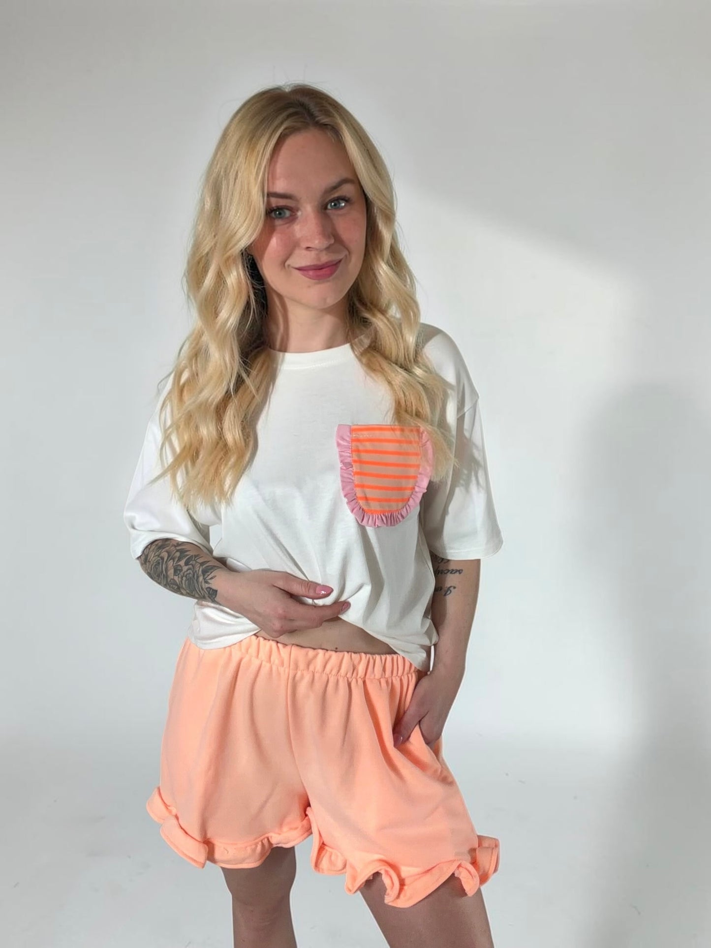Lässiges Sommer-Set „Coral Ruffles“ – Oversized T-Shirt & Rüschen-Shorts