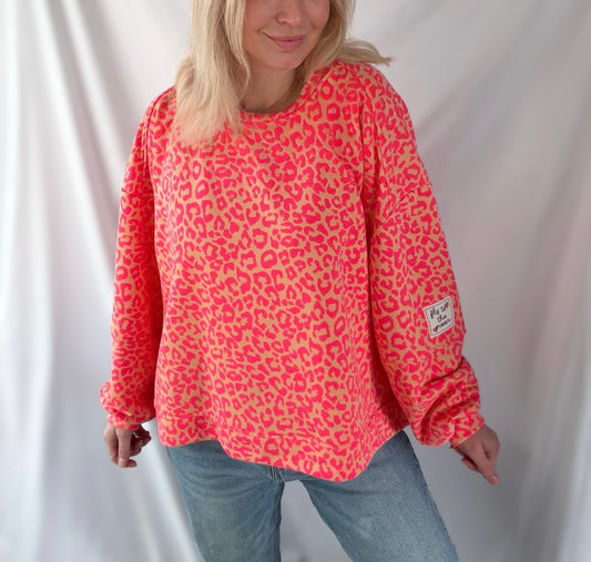 Weißes oversized Leopardenmuster Sweatshirt von Feinraummode in Orange, locker geschnitten, mit Leoparden-Design auf der Vorderseite.