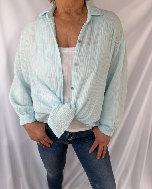 Blaue Feinraummode Bluse Good Vibes mit lockerer Passform und kurzen Ärmeln, elegant und bequem für den Alltag