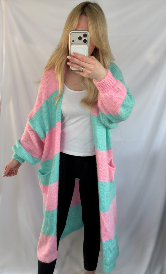 Langer Oversize Cardigan mit Blockstreifen in Rosa und Blau, Feinraummode, trägt locker über einem Outfit.