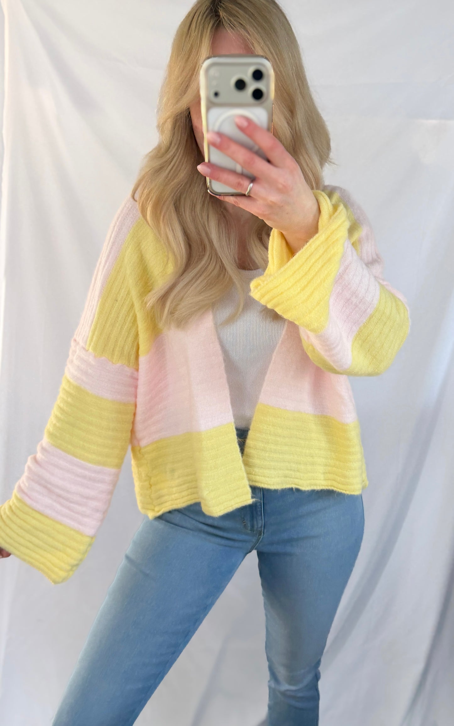 Gestreifter gelb-rosa Cardigan Luna von Feinraummode, weiches Strickmaterial, trägt sich bequem und stilvoll.