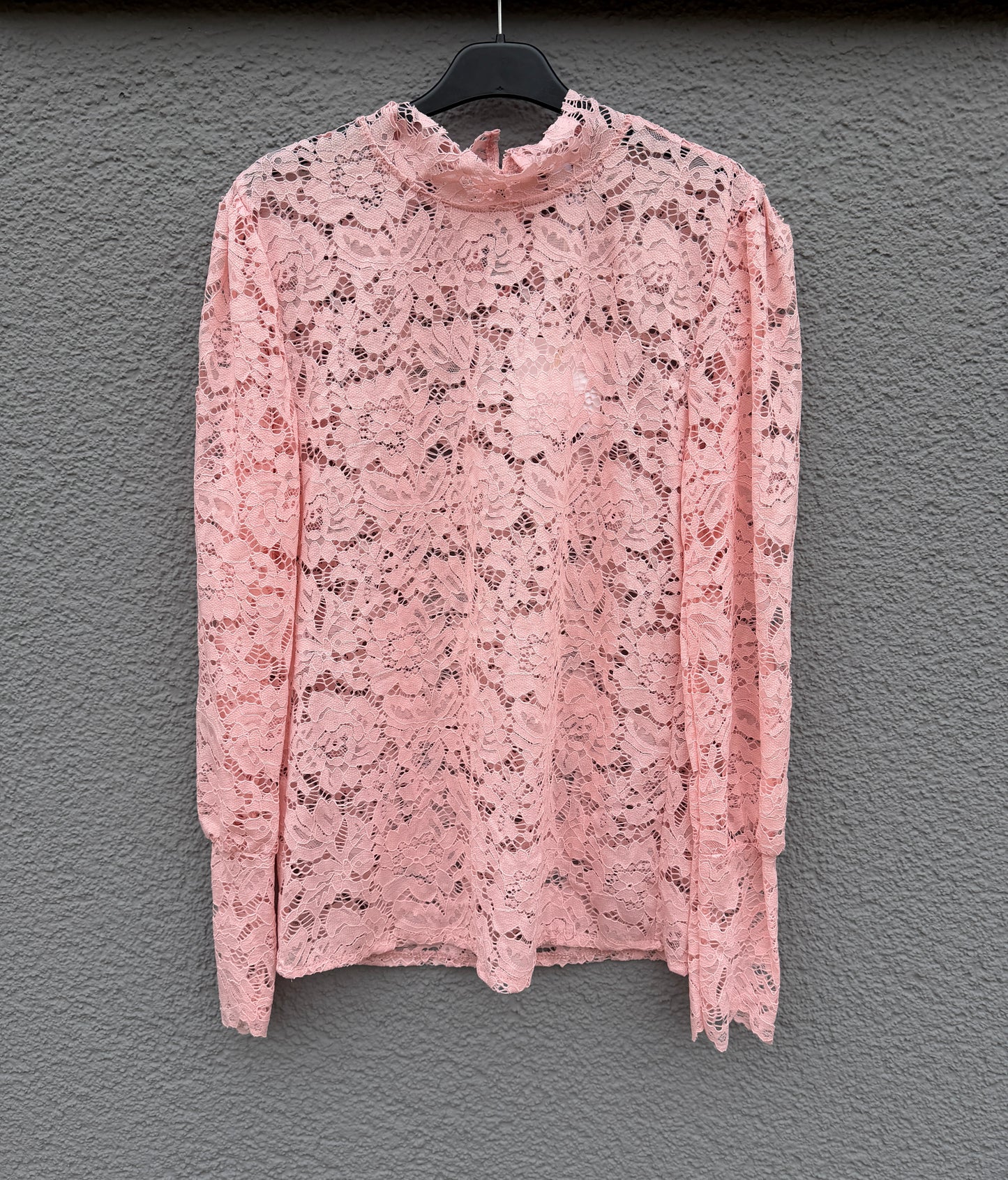 Feinraummode Spitzenshirt Flora, weißes Damenoberteil mit floraler Spitze, detailreiche Stickerei und elegantes Design.