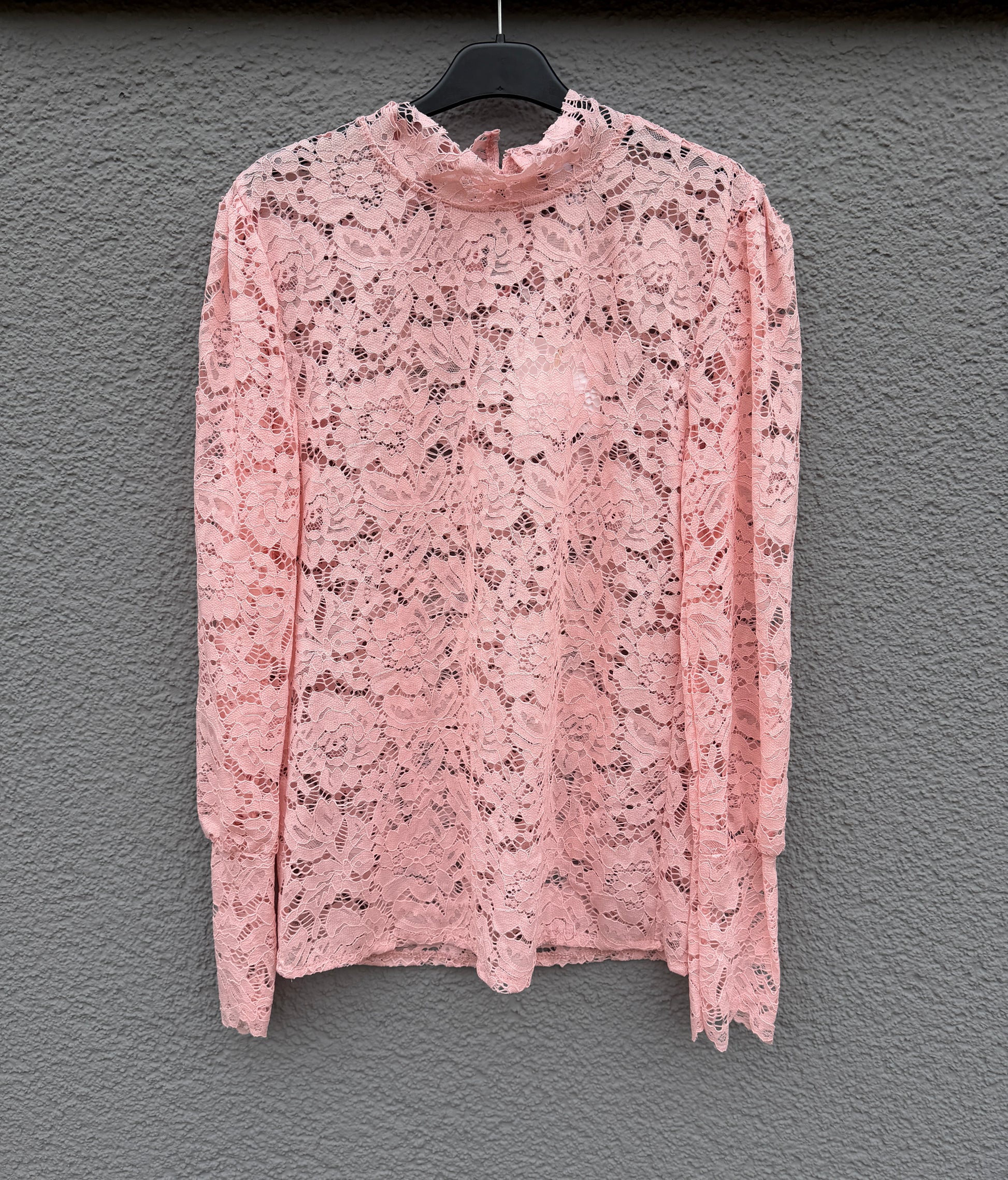 Feinraummode Spitzenshirt Flora, weißes Damenoberteil mit floraler Spitze, detailreiche Stickerei und elegantes Design.