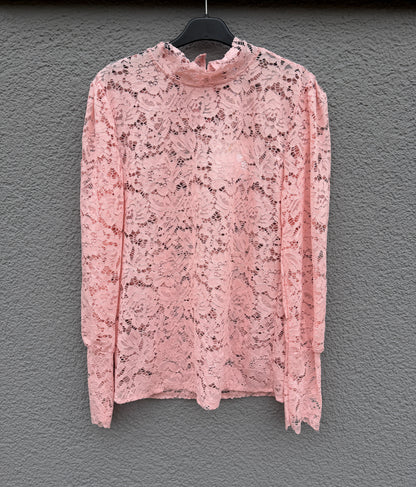 Feinraummode Spitzenshirt Flora, weißes Damenoberteil mit floraler Spitze, detailreiche Stickerei und elegantes Design.