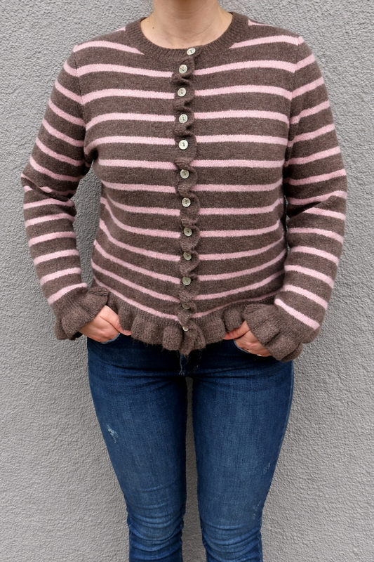 Feinraummode Streifencardigan mit Rüsche, bequemes Damenoberteil in Streifenmuster mit Rüschendetails.