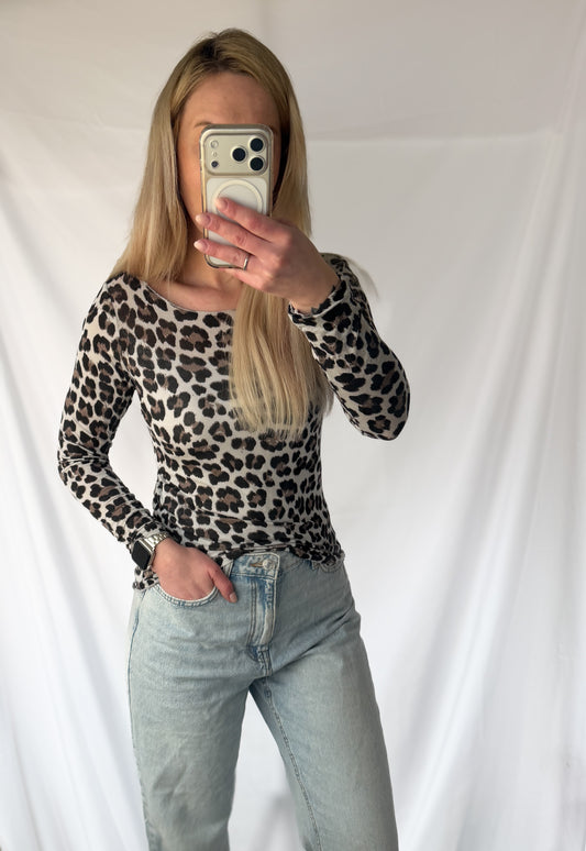 Grauer Longsleeve mit Leopardenmuster von Feinraummode, Nahaufnahme des stylischen Tiermuster-Designs