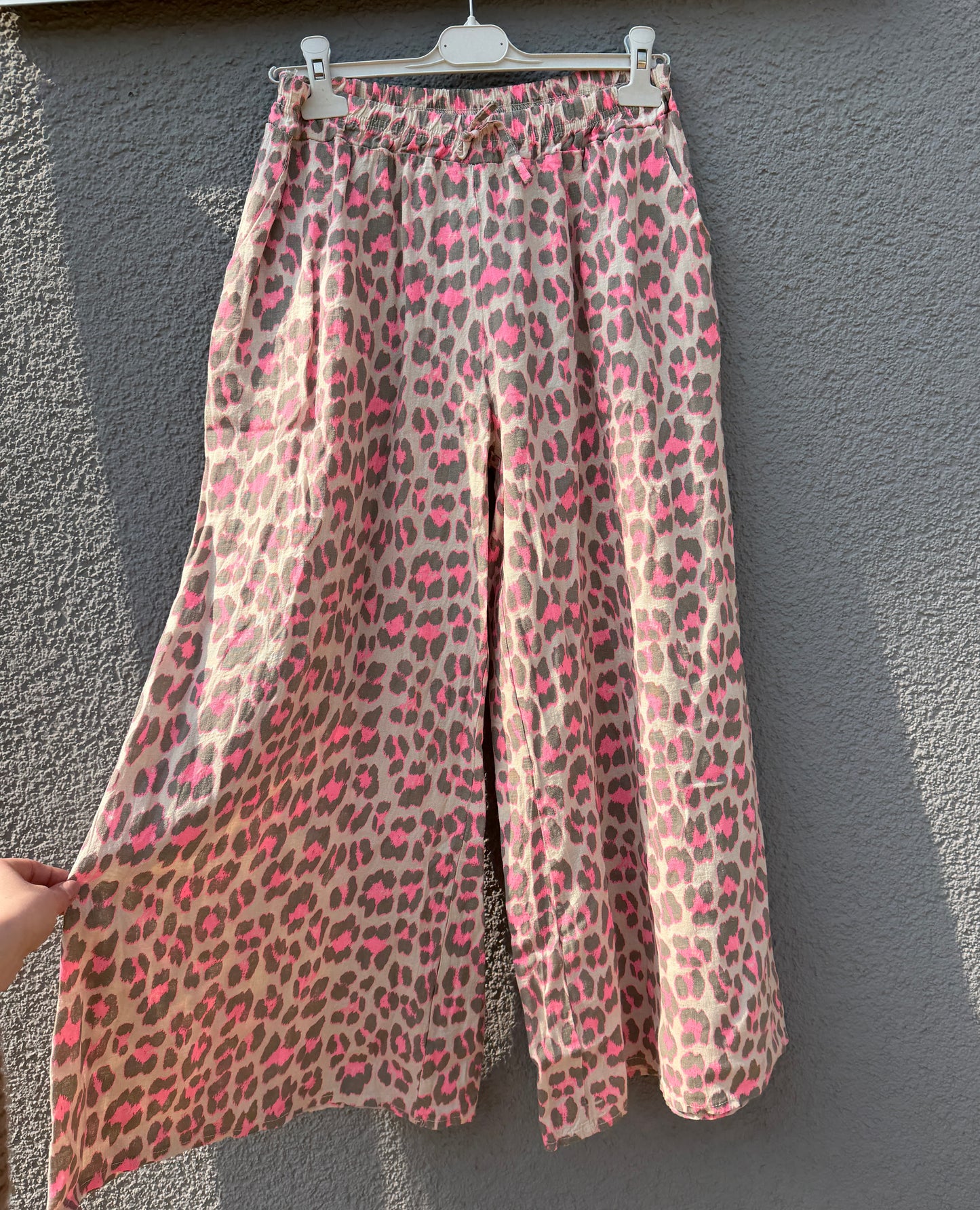 Weite Hose Leo Print grau