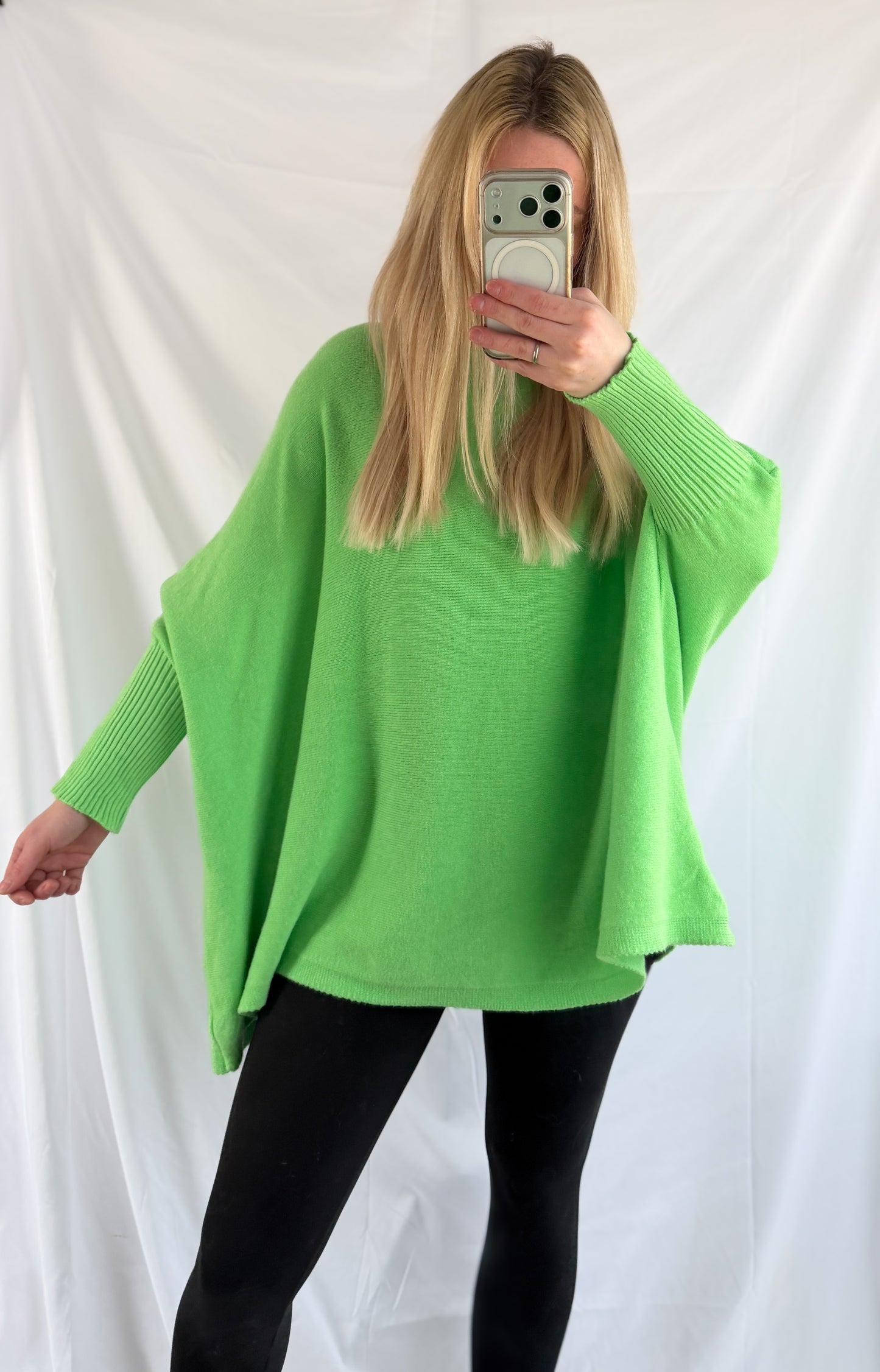 Lässiger Feinraummode Pullover mit engen Ärmeln, bequemer Schnitt und modischem Design, auf einem weißen Hintergrund.