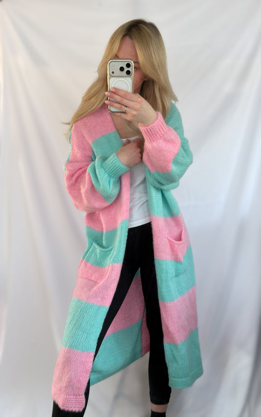 Langer Oversize Cardigan von Feinraummode mit rosa und blauen Blockstreifen, weich und bequem für den Alltag.