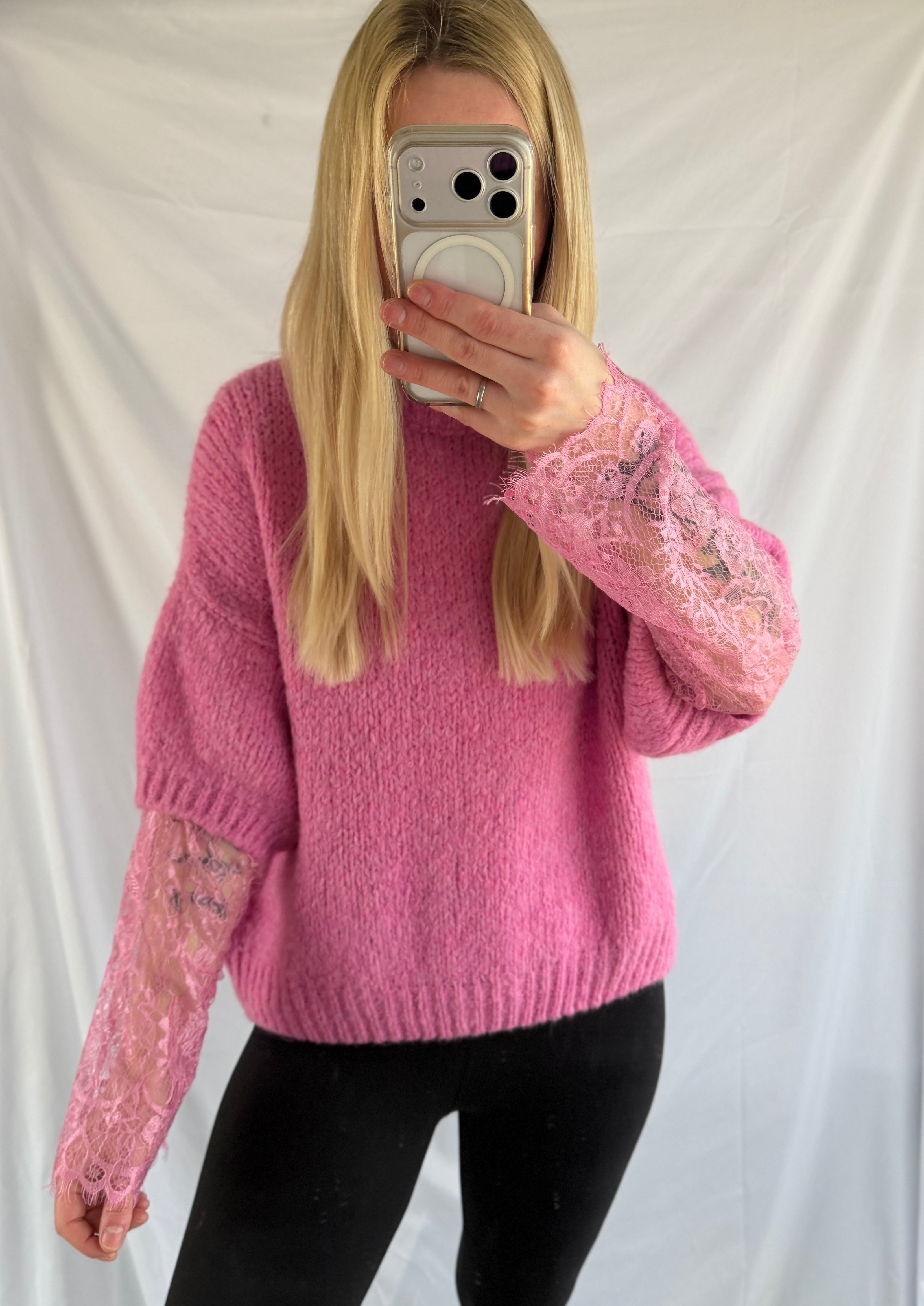 Heller pinker Pullover mit Spitzenärmeln von Feinraummode, weiches Material, modischer Damenpullover für elegante Looks