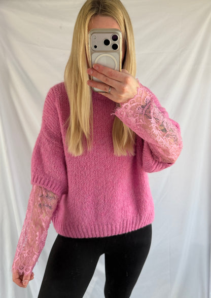 Heller pinker Pullover mit Spitzenärmeln von Feinraummode, weiches Material, modischer Damenpullover für elegante Looks
