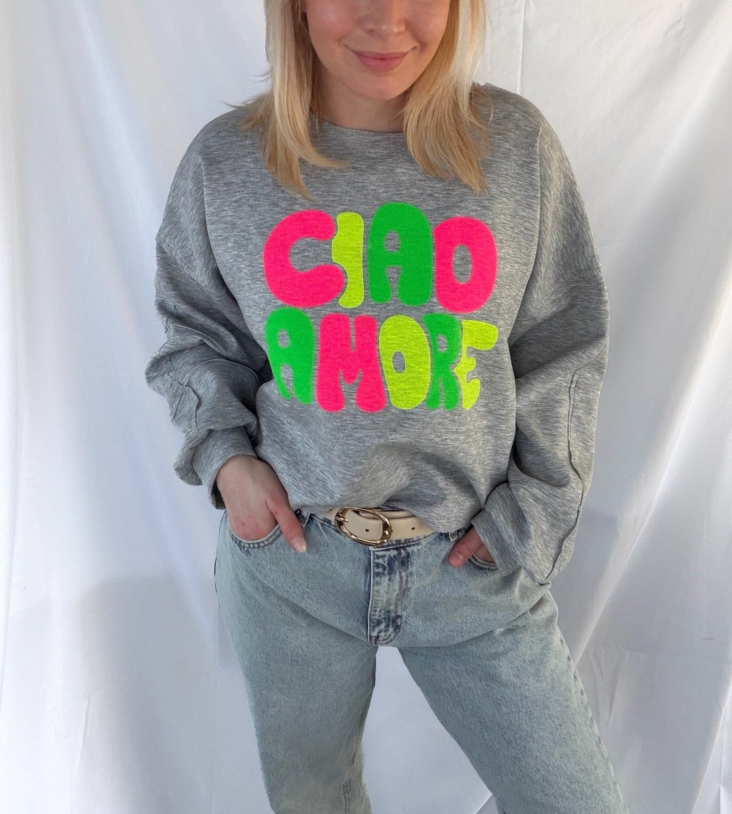 Graues Sweatshirt Ciao Amore von Feinraummode mit Schriftzug auf der Vorderseite, bequemer Baumwollstoff, casual getragen