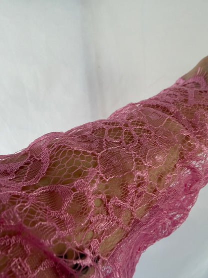 Hübscher pinker Pullover mit Spitzenärmeln von Feinraummode, zeigt die elegante Spitzenverzierung an den Ärmeln.