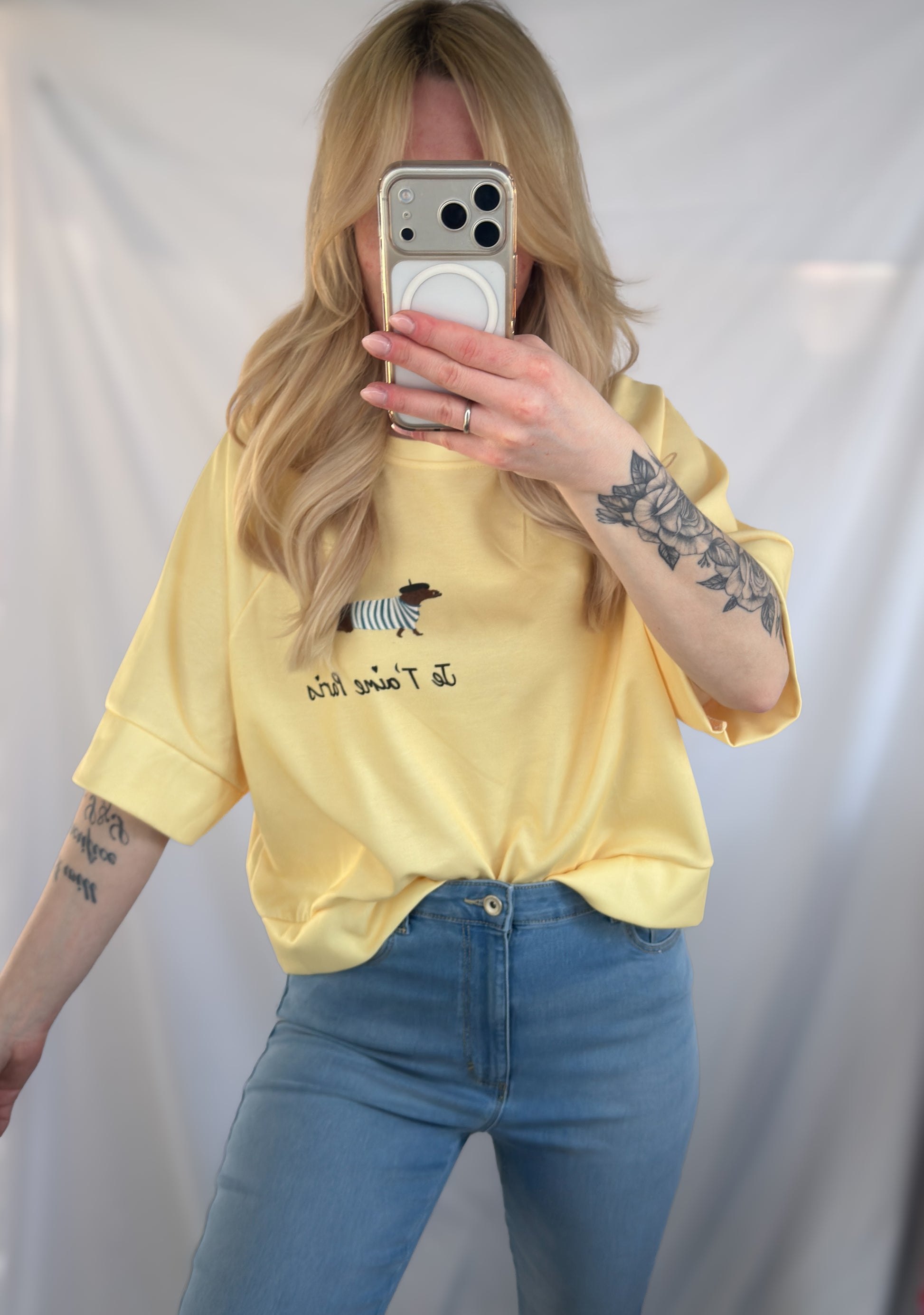 Großes buttergelbes Oversize-T-Shirt mit Dackelprint und „Je t'aime Paris“-Schriftzug, von Feinraummode.