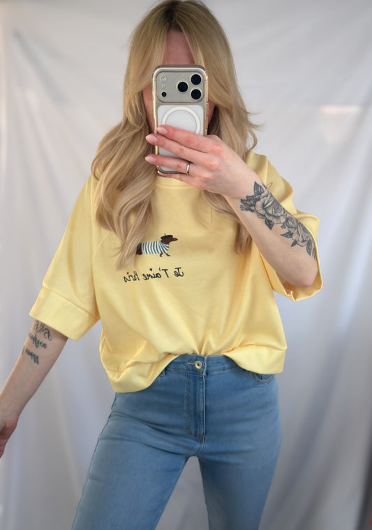 Großes buttergelbes Oversize-T-Shirt mit Dackelprint und „Je t'aime Paris“-Schriftzug, von Feinraummode.